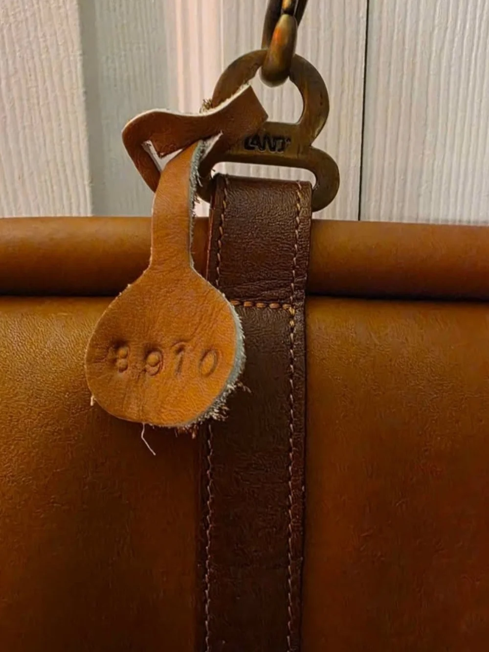 Vintage Messenger Bag in Tan/Brown with Adjustable Strap. Excellent Condition